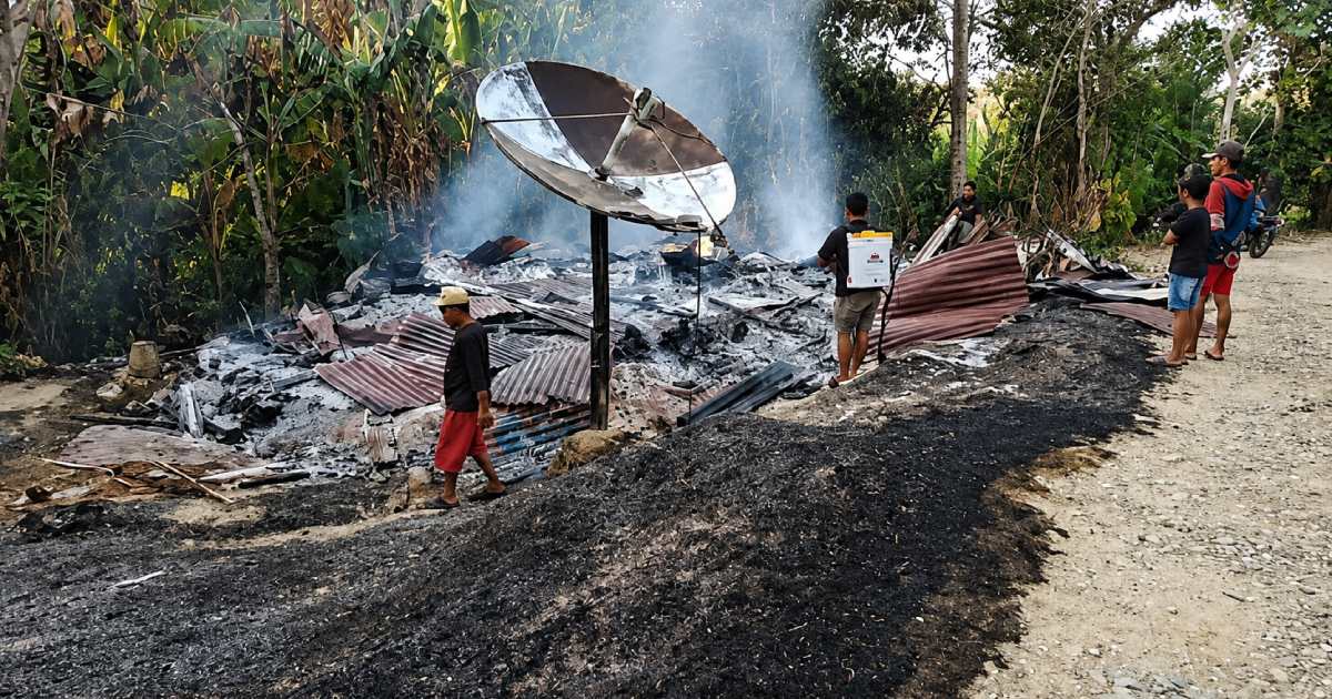 Sisa rumah yang hangus terbakar di Bombana usai kebakaran yang menewaskan ibu dan empat anak.