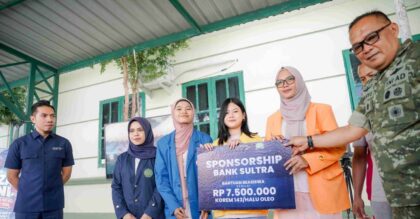 Penyerahan beasiswa Bank Sultra kepada anak prajurit TNI di Korem 143 Halu Oleo Kendari.