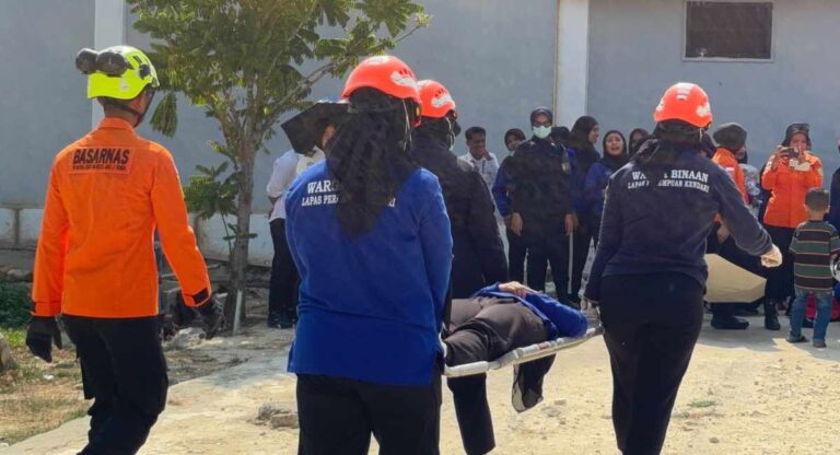 Simulasi evakuasi korban oleh Basarnas dan warga binaan Lapas Perempuan Kendari