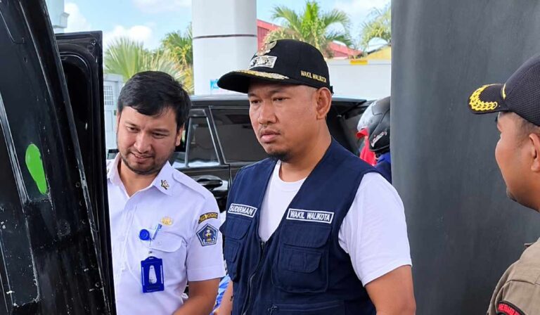 Wawali Kendari Sudirman saat meninjau penggunaan barcode BBM subsidi di SPBU Puuwatu
